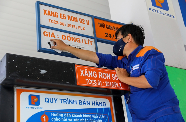 Giá xăng tăng gần 500 đồng mỗi lít từ chiều nay- Ảnh 1. Giá xăng tăng gần 500 đồng mỗi lít từ chiều nay- Ảnh 1.