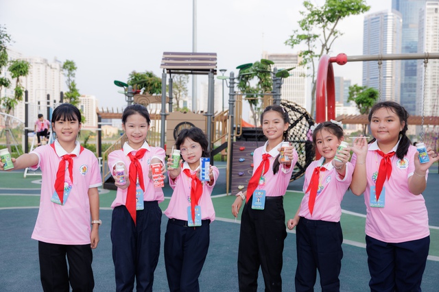 Vinamilk đồng hành cùng thiếu nhi Cháu ngoan Bác Hồ hướng đến kỷ niệm 135 năm ngày sinh nhật Bác- Ảnh 7. Vinamilk đồng hành cùng thiếu nhi Cháu ngoan Bác Hồ hướng đến kỷ niệm 135 năm ngày sinh nhật Bác- Ảnh 7.