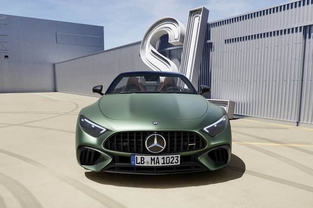 'Siêu phẩm' Mercedes-AMG SL 63 S E PERFORMANCE chính thức mở bán tại Việt Nam: Giới hạn chỉ 2 chiếc, giá hơn 12 tỷ đồng - Ảnh 1. 'Siêu phẩm' Mercedes-AMG SL 63 S E PERFORMANCE chính thức mở bán tại Việt Nam: Giới hạn chỉ 2 chiếc, giá hơn 12 tỷ đồng - Ảnh 1.