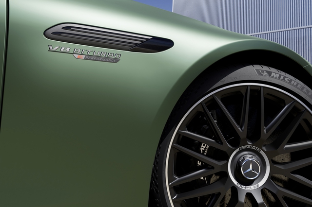 'Siêu phẩm' Mercedes-AMG SL 63 S E PERFORMANCE chính thức mở bán tại Việt Nam: Giới hạn chỉ 2 chiếc, giá hơn 12 tỷ đồng - Ảnh 4. 'Siêu phẩm' Mercedes-AMG SL 63 S E PERFORMANCE chính thức mở bán tại Việt Nam: Giới hạn chỉ 2 chiếc, giá hơn 12 tỷ đồng - Ảnh 4.