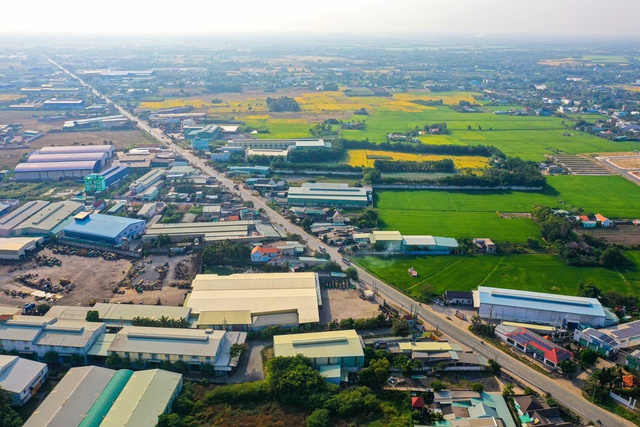 Một huyện tại tỉnh Long An chuẩn bị thu hồi đất của 900 hộ dân để thi công, mở rộng tuyến đường huyết mạch kết nối với TP.HCM- Ảnh 1. Một huyện tại tỉnh Long An chuẩn bị thu hồi đất của 900 hộ dân để thi công, mở rộng tuyến đường huyết mạch kết nối với TP.HCM- Ảnh 1.