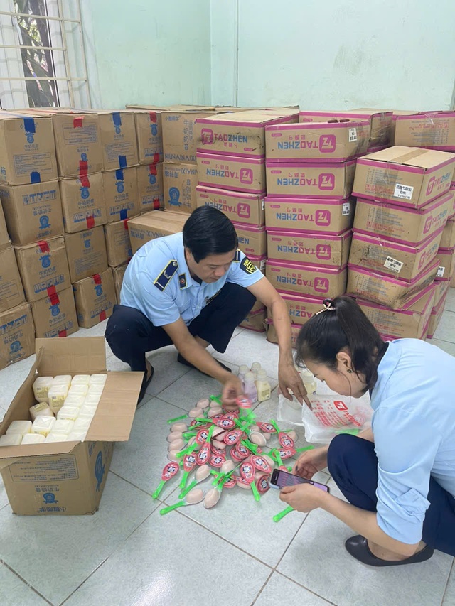 Cao điểm chống hàng giả, hàng lậu bắt đầu: Kiểm tra một loạt cơ sở, có hộ kinh doanh bị phạt gần 100 triệu đồng vì hàng không rõ nguồn gốc- Ảnh 3.