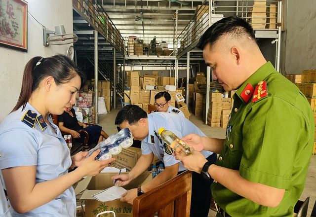 Cao điểm chống hàng giả, hàng lậu bắt đầu: Kiểm tra một loạt cơ sở, có hộ kinh doanh bị phạt gần 100 triệu đồng vì hàng không rõ nguồn gốc- Ảnh 2.