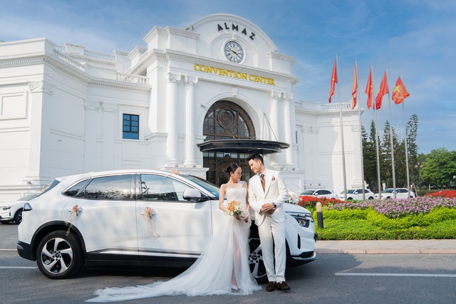 Công ty của doanh nhân Phạm Nhật Minh Hoàng mở dịch vụ cho thuê xe cưới bằng dàn xe điện VinFast- Ảnh 2. Công ty của doanh nhân Phạm Nhật Minh Hoàng mở dịch vụ cho thuê xe cưới bằng dàn xe điện VinFast- Ảnh 2.
