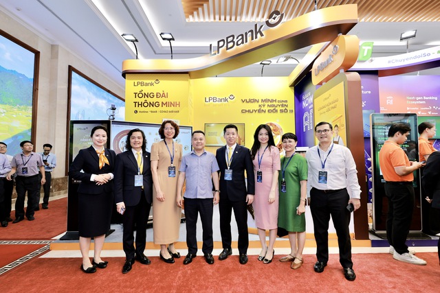 LPBank ghi dấu ấn với Tổng đài đa kênh thông minh tại sự kiện Chuyển đổi số ngành Ngân hàng 2025- Ảnh 2. LPBank ghi dấu ấn với Tổng đài đa kênh thông minh tại sự kiện Chuyển đổi số ngành Ngân hàng 2025- Ảnh 2.