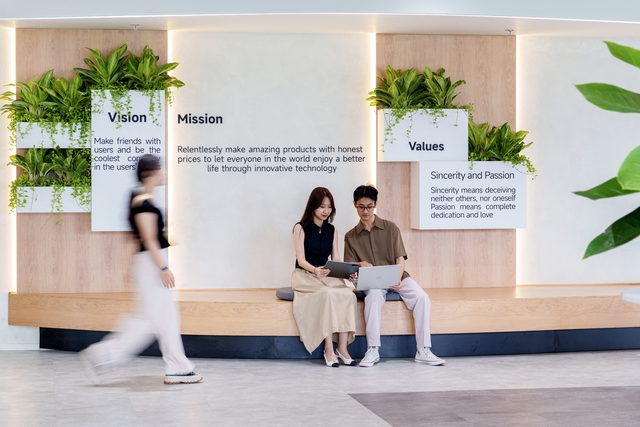 Xiaomi mở văn phòng 1.000m² giữa trung tâm TP.HCM đúng thời điểm đón tin vui doanh số: Smartphone chiếm gần 20% thị phần, TV bán 150.000 chiếc/12 tháng- Ảnh 4. Xiaomi mở văn phòng 1.000m² giữa trung tâm TP.HCM đúng thời điểm đón tin vui doanh số: Smartphone chiếm gần 20% thị phần, TV bán 150.000 chiếc/12 tháng- Ảnh 4.