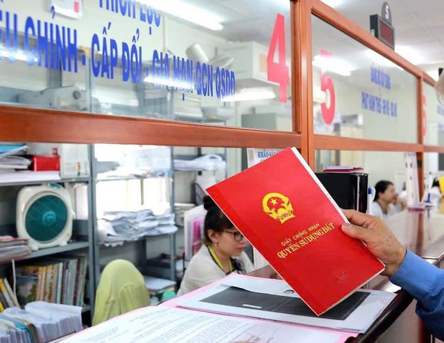 Hà Nội: Người dân "khóc dở, mếu dở" vì không thể tách thửa đất dịch vụ chia cho con cái- Ảnh 1. Hà Nội: Người dân "khóc dở, mếu dở" vì không thể tách thửa đất dịch vụ chia cho con cái- Ảnh 1.