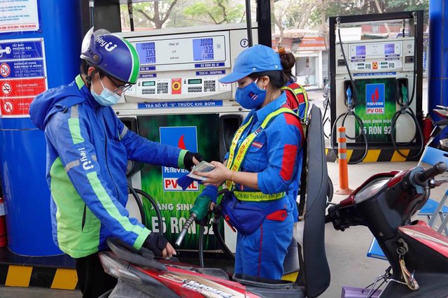 Giảm 2 lần trong tuần, giá xăng RON 95 về sát ngưỡng 19.000 đồng/lít- Ảnh 1.