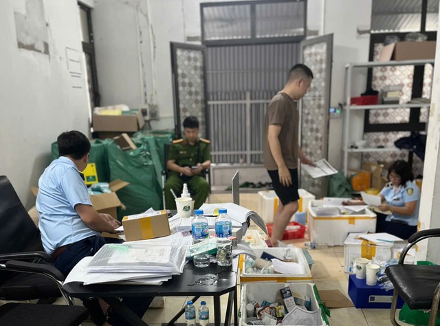 Kiểm tra cơ sở Linh Nấm ở Hà Nội: Phát hiện lượng lớn mỹ phẩm không rõ xuất xứ, trà trộn lẫn hàng hóa hợp pháp- Ảnh 2. Kiểm tra cơ sở Linh Nấm ở Hà Nội: Phát hiện lượng lớn mỹ phẩm không rõ xuất xứ, trà trộn lẫn hàng hóa hợp pháp- Ảnh 2.