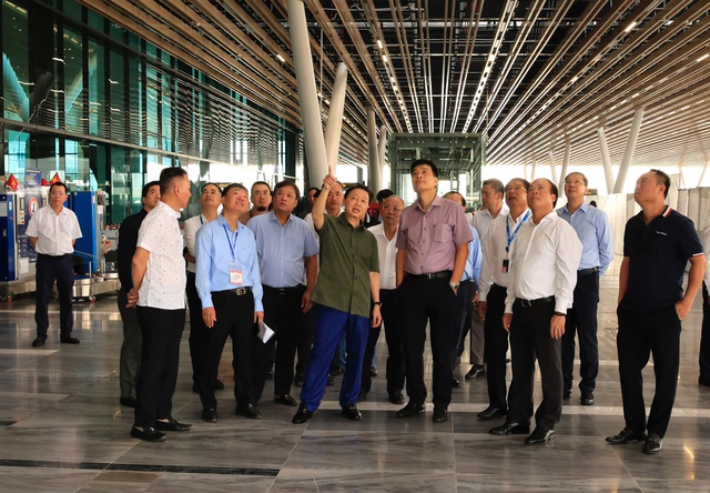 Phó Thủ tướng đến thị sát, ACV báo cáo gì về hiện tượng thấm, rò nước mưa tại Nhà ga T3 Tân Sơn Nhất?  - Ảnh 1.