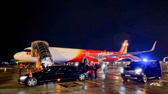 Tổng thống Litva đến Hà Nội trên chuyên cơ Vietjet - Ảnh 5.
