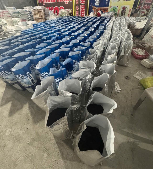 Phát hiện một cơ sở chế biến trái phép 60 tấn sản phẩm cho nuôi trồng thủy sản - Ảnh 2.