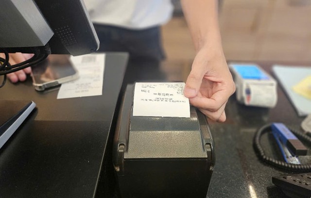 1 phút hỏi đáp thuế: Kinh doanh hàng tiêu dùng muốn xuất hóa đơn bán hàng, nhưng khách hàng từ chối cung cấp thông tin thì làm thế nào? - Ảnh 2.