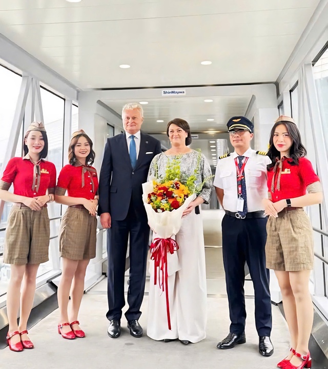Tổng thống Litva đến Hà Nội trên chuyên cơ Vietjet - Ảnh 2.