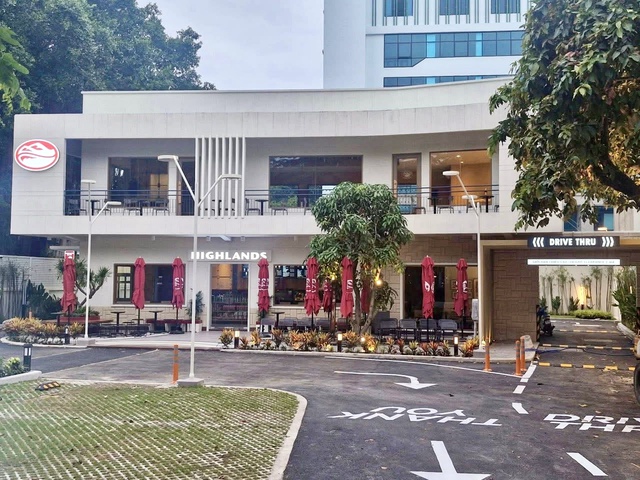 Highlands Coffee mang mô hình "drive-thru" về Việt Nam: Đặt đồ, lấy đồ đều không cần phải xuống xe - Ảnh 2.