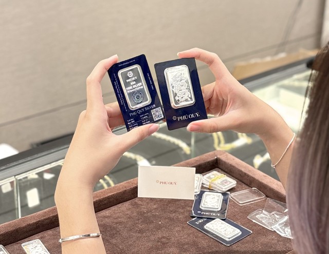 Giá bạc thỏi trong nước tiếp tục phá đỉnh, tăng hơn 41% trong 1 năm qua- Ảnh 1. Giá bạc thỏi trong nước tiếp tục phá đỉnh, tăng hơn 41% trong 1 năm qua- Ảnh 1.