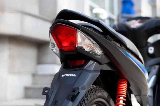 Xe máy số “siêu tiết kiệm” của Honda bất ngờ giảm sâu, chỉ tốn 1,56 lit/100 km - Ảnh 1.