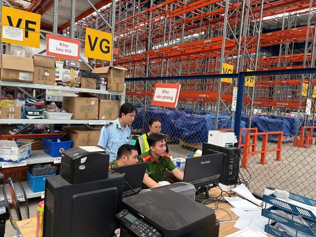 Kiểm tra Công ty Á Châu ở Bắc Ninh, phát hiện 226.000 sản phẩm hóa mỹ phẩm, đồ thời trang, hàng gia dụng không rõ nguồn gốc xuất xứ - Ảnh 1.