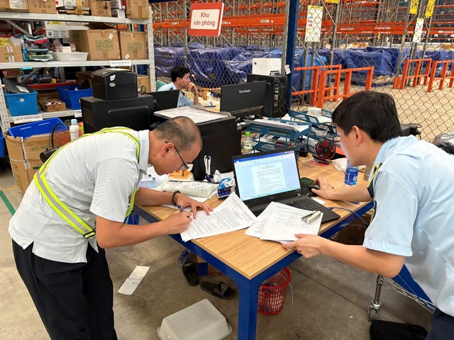 Kiểm tra Công ty Á Châu ở Bắc Ninh, phát hiện 226.000 sản phẩm hóa mỹ phẩm, đồ thời trang, hàng gia dụng không rõ nguồn gốc xuất xứ - Ảnh 2.