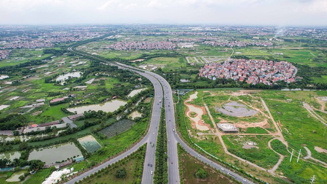 Đông Anh: Đất nền sát siêu dự án Vinhomes Cổ Loa đạt mức 250-260 triệu đồng/m2, nhiều chủ đất "găm" hàng, không có ý định bán ra- Ảnh 1. Đông Anh: Đất nền sát siêu dự án Vinhomes Cổ Loa đạt mức 250-260 triệu đồng/m2, nhiều chủ đất "găm" hàng, không có ý định bán ra- Ảnh 1.