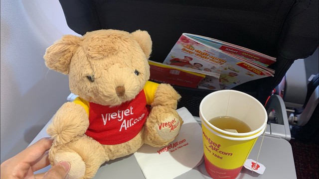 Học Vietjet Air bán gấu bông, mỳ tôm, Vietnam Airlines muốn tăng thêm doanh thu từ trà sữa, Wifi trên máy bay - Ảnh 2.