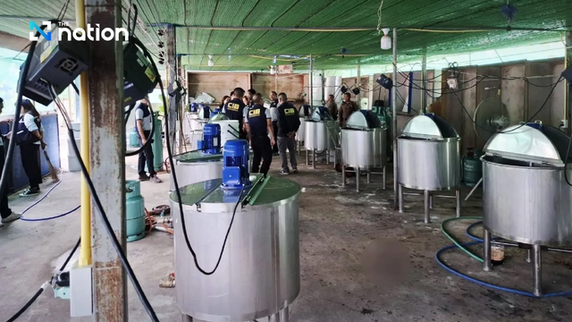 Đột kích 2 nhà kho: Cảnh sát tịch thu hơn 172.000 chai siro ho giả, trị giá hơn 16 tỉ đồng - Ảnh 1.