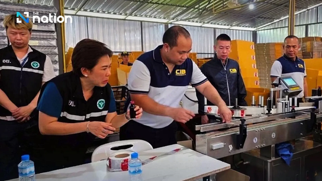 Đột kích 2 nhà kho: Cảnh sát tịch thu hơn 172.000 chai siro ho giả, trị giá hơn 16 tỉ đồng - Ảnh 2.