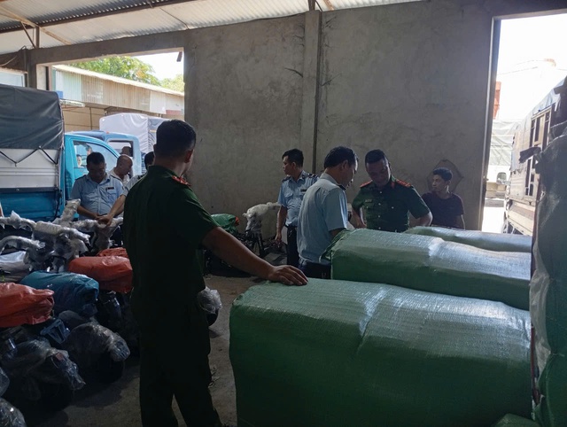 Kiểm tra đột xuất công ty Thái Tuấn ở Nam Định, phát hiện lô hàng 400 triệu đồng có dấu hiệu nhập lậu, không rõ xuất xứ - Ảnh 2.