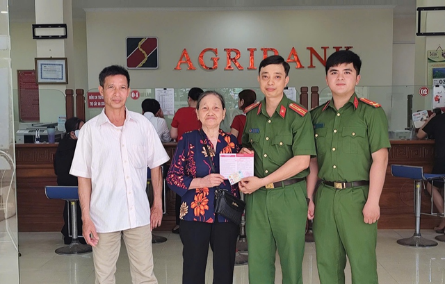 Mẹ mang sổ tiết kiệm 104 triệu đến ngân hàng rút tiền, con trai thấy bất thường liền báo công an- Ảnh 1. Mẹ mang sổ tiết kiệm 104 triệu đến ngân hàng rút tiền, con trai thấy bất thường liền báo công an- Ảnh 1.