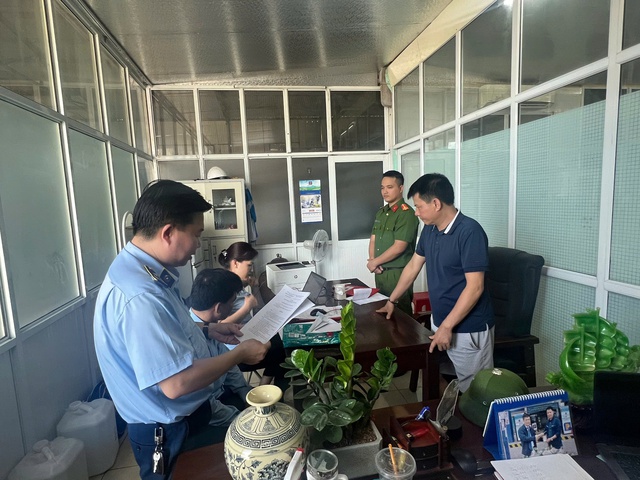 Kiểm tra đột xuất công ty Thái Tuấn ở Nam Định, phát hiện lô hàng 400 triệu đồng có dấu hiệu nhập lậu, không rõ xuất xứ - Ảnh 1.