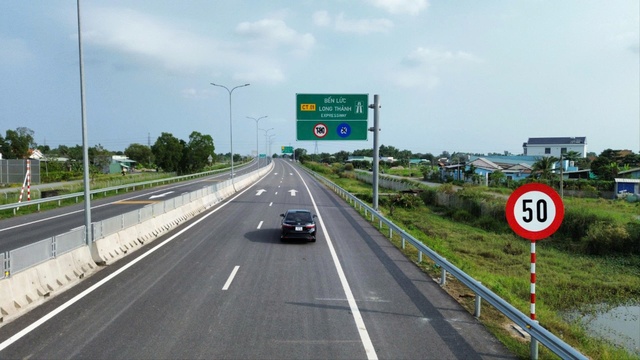 Từ khu Đông đến khu Tây, doanh nghiệp liên tục bung hàng, thị trường bất động sản phía Nam “sang trang mới” vào cuối năm?
- Ảnh 2.