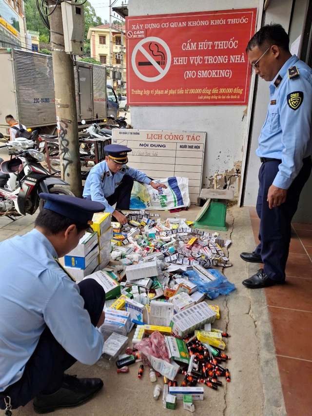 Kiểm tra sạp hàng tại chợ phiên Hà Giang, phát hiện 24 kg thuốc tân dược không rõ nguồn gốc, không ai nhận là chủ sở hữu - Ảnh 1.