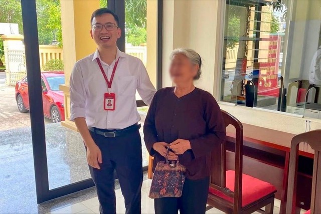 Thanh Hoá: Cụ bà đến ngân hàng chuyển 300 triệu cho con rể với dấu bất thường, nhân viên Agribank lập tức tạm dừng giao dịch và báo công an - Ảnh 1.
