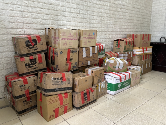 Kiểm tra đột xuất công ty Minh Ngọc Group ở Hải Dương: Phát hiện hơn 900 mỹ phẩm, sữa tắm người lớn, trẻ em, chất tẩy rửa… quá hạn sử dụng - Ảnh 2.