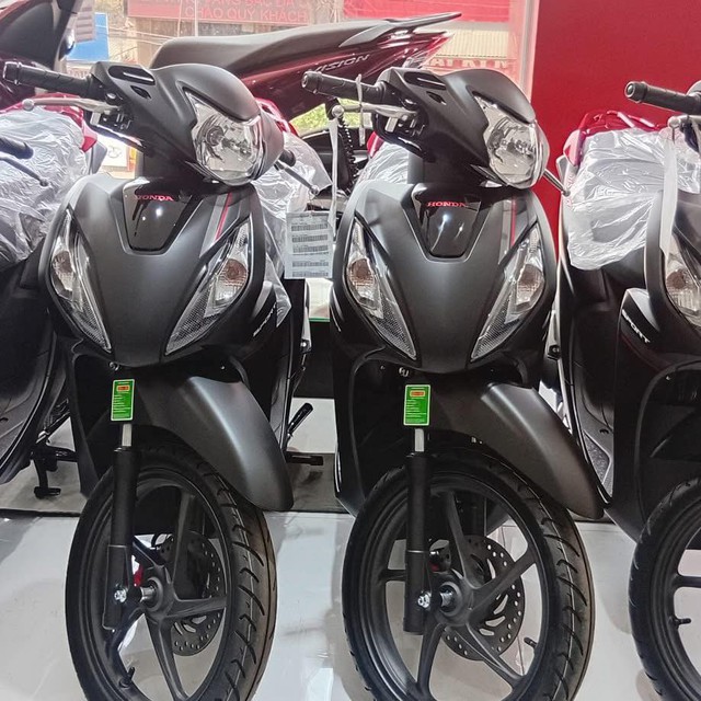 Giá xe máy ở mức thấp hiếm có: Honda Vision, SH, Winner X, Janus... bán dưới mức đề xuất tối đa 23 triệu đồng, tặng kèm đồng hồ xịn xò - Ảnh 1.