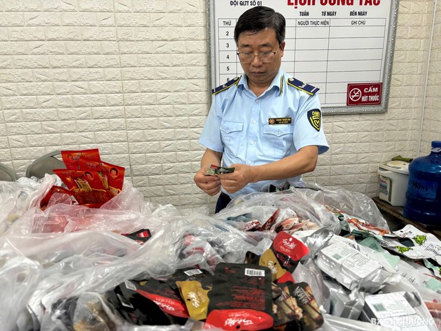 Kiểm tra đột xuất công ty Minh Ngọc Group ở Hải Dương: Phát hiện hơn 900 mỹ phẩm, sữa tắm người lớn, trẻ em, chất tẩy rửa… quá hạn sử dụng - Ảnh 3.