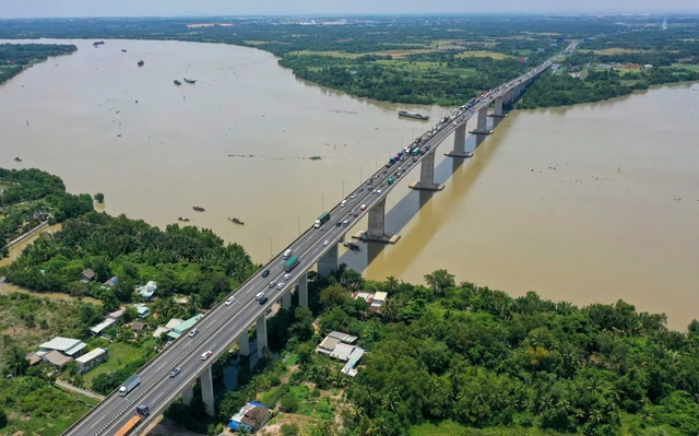 Đoạn cao tốc huyết mạch kết nối TP.HCM với sân bay quốc tế lớn nhất Việt Nam sẽ được đầu tư hơn 16.000 tỷ đồng để mở rộng gấp đôi
- Ảnh 1. Đoạn cao tốc huyết mạch kết nối TP.HCM với sân bay quốc tế lớn nhất Việt Nam sẽ được đầu tư hơn 16.000 tỷ đồng để mở rộng gấp đôi
- Ảnh 1.