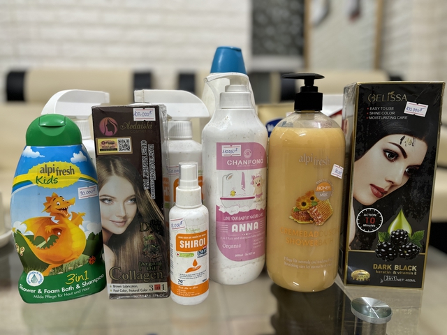 Kiểm tra đột xuất công ty Minh Ngọc Group ở Hải Dương: Phát hiện hơn 900 mỹ phẩm, sữa tắm người lớn, trẻ em, chất tẩy rửa… quá hạn sử dụng - Ảnh 1.