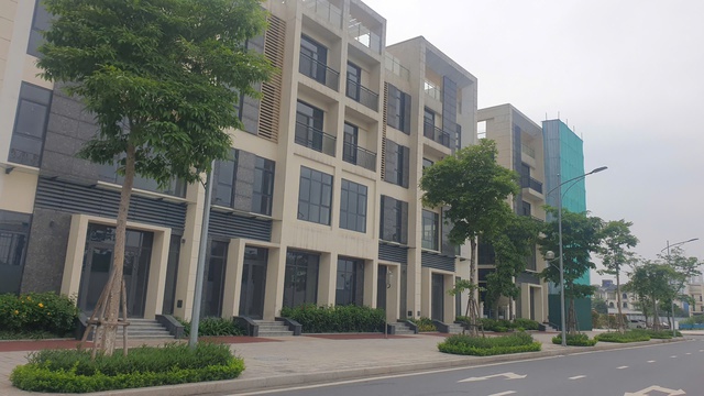 Buồn của shophouse triệu đô: Giá cao, mua vào dễ bán ra khó, bỏ hoang mòn mỏi chờ khách thuê- Ảnh 1. Buồn của shophouse triệu đô: Giá cao, mua vào dễ bán ra khó, bỏ hoang mòn mỏi chờ khách thuê- Ảnh 1.