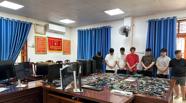 Thu giữ 3.000 thẻ tài khoản ngân hàng, 400 điện thoại di động,....: Công an tìm những người từng mở và bán tài khoản cho các đối tượng sau - Ảnh 1.