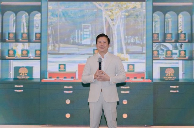 Shark Hưng khoe thương hiệu trà do ông và vợ sáng lập đang bán tại một khách sạn 5 sao ở Hà Nội: Chỉ mong bán trà giá đắt vì đây là tín hiệu đáng mừng cho người nông dân - Ảnh 1.