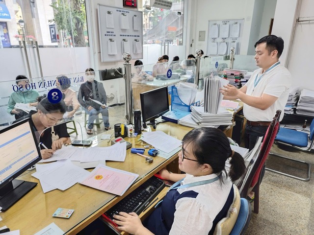 Chính thức từ hôm nay 9/6, người dân Hà Nội không phải xếp hàng xin giấy phép xây dựng, 12 thủ tục xây dựng sẽ nhận hồ sơ trực tuyến- Ảnh 1.