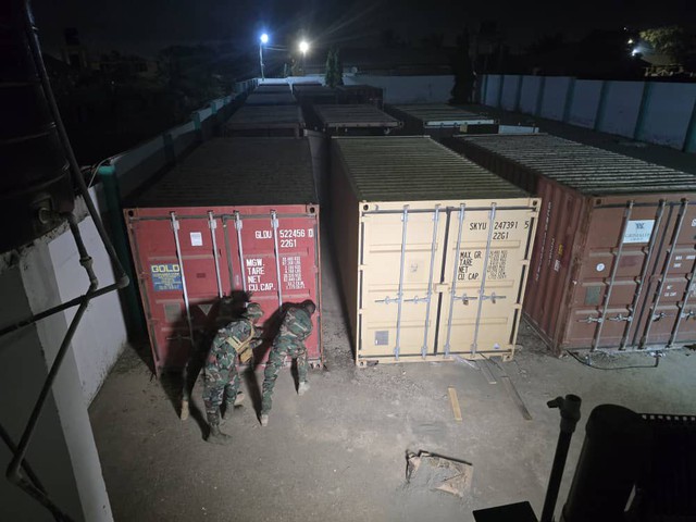 Nhận tin mật, lực lượng an ninh nhanh chống đột kích một kho hàng: Phát hiện 12 container chứa tiền 5 triệu USD tiền giả và vàng giả - Ảnh 1.
