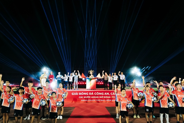 Lễ khai mạc Giải bóng đá Công an, Cảnh sát các nước ASEAN mở rộng 2025: “Bản hòa ca của thể thao, nghệ thuật và tình hữu nghị” - Ảnh 8.
