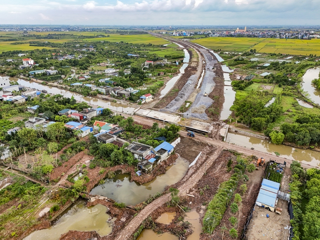 Hải Phòng chi gần 10.000 tỷ đồng thu hồi đất của hơn 6.000 hộ dân, để thực hiện dự án trọng điểm lớn bậc nhất phía Bắc, kết nối loạt tỉnh thành
- Ảnh 1. Hải Phòng chi gần 10.000 tỷ đồng thu hồi đất của hơn 6.000 hộ dân, để thực hiện dự án trọng điểm lớn bậc nhất phía Bắc, kết nối loạt tỉnh thành
- Ảnh 1.