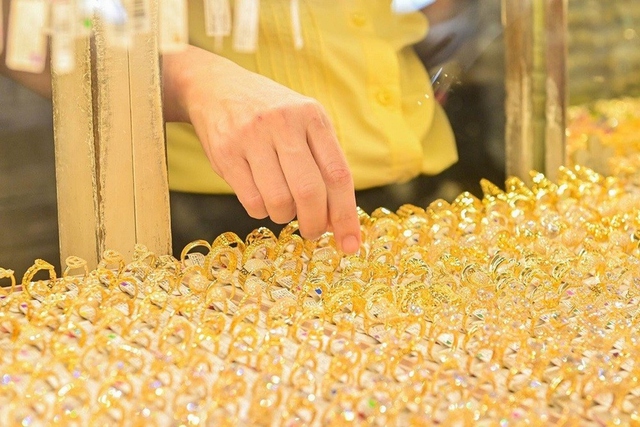 Cập nhật giá vàng hôm nay ngày 10/7: Vàng trong nước đắt thêm 200.000 đồng/lượng - Ảnh 1.