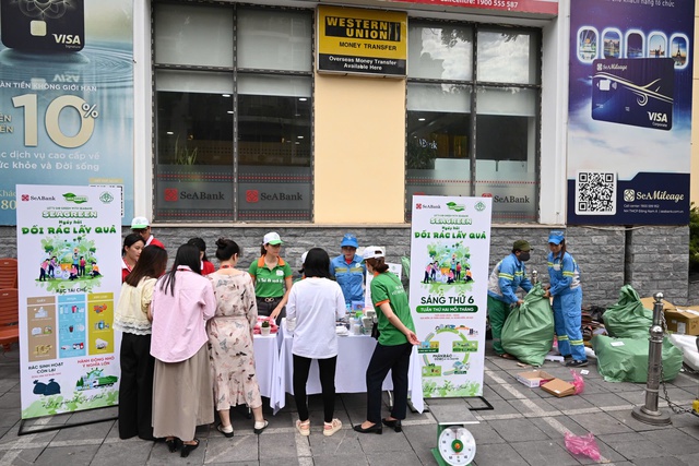 SeABank tổ chức “Ngày hội đổi rác lấy quà” - Lan tỏa lối sống xanh vì Hà Nội sạch đẹp - Ảnh 2.