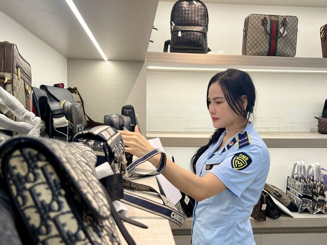 Phạt hơn 100 triệu đồng một hộ kinh doanh bán hàng giả mạo Gucci, Chanel, Dior- Ảnh 1. Phạt hơn 100 triệu đồng một hộ kinh doanh bán hàng giả mạo Gucci, Chanel, Dior- Ảnh 1.