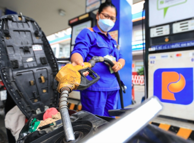 Giá xăng dầu sẽ diễn biến trái chiều vào ngày 17/7? - Ảnh 1.