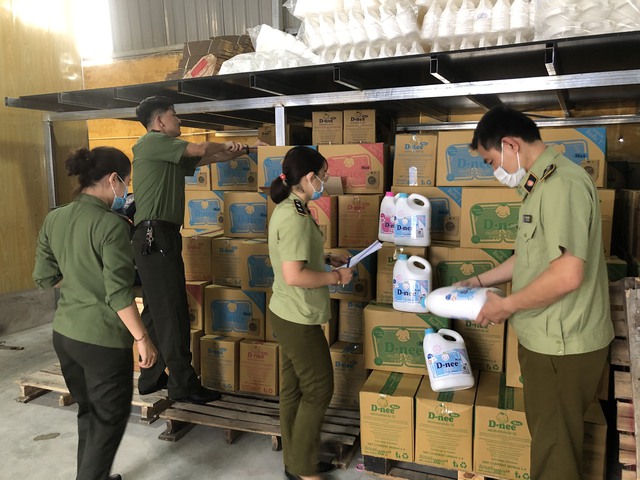 Loạt sản phẩm tẩy rửa nổi tiếng như D-nee, Hygiene, Tauau bị làm giả - Ảnh 1.